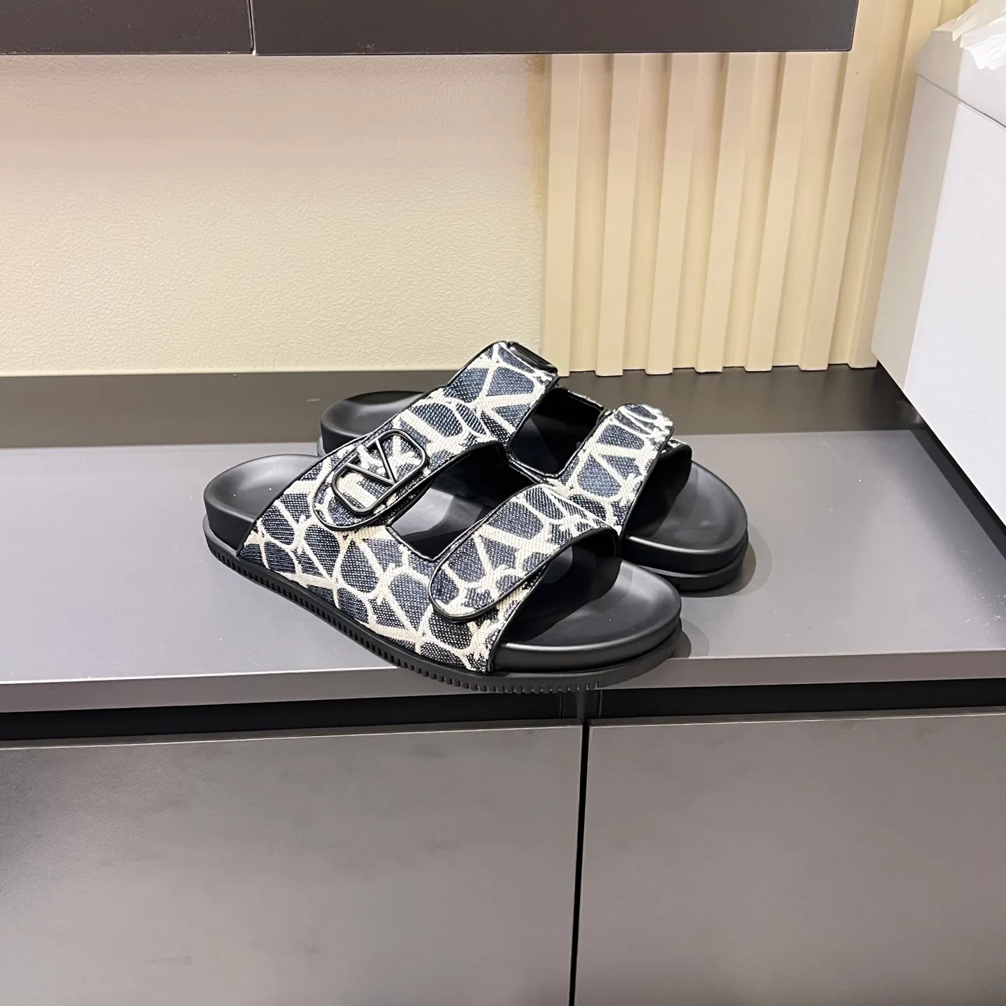 p300《VALENTINO》Warren Men🧍‍♂️Spring and Summer New Style. Cowhide logo flat slippers, elegant sandals, the same style worn by celebrities, original molding, imported calfskin. Rubber outsole. Soft and durable, full set of counter packaging, 38-44!